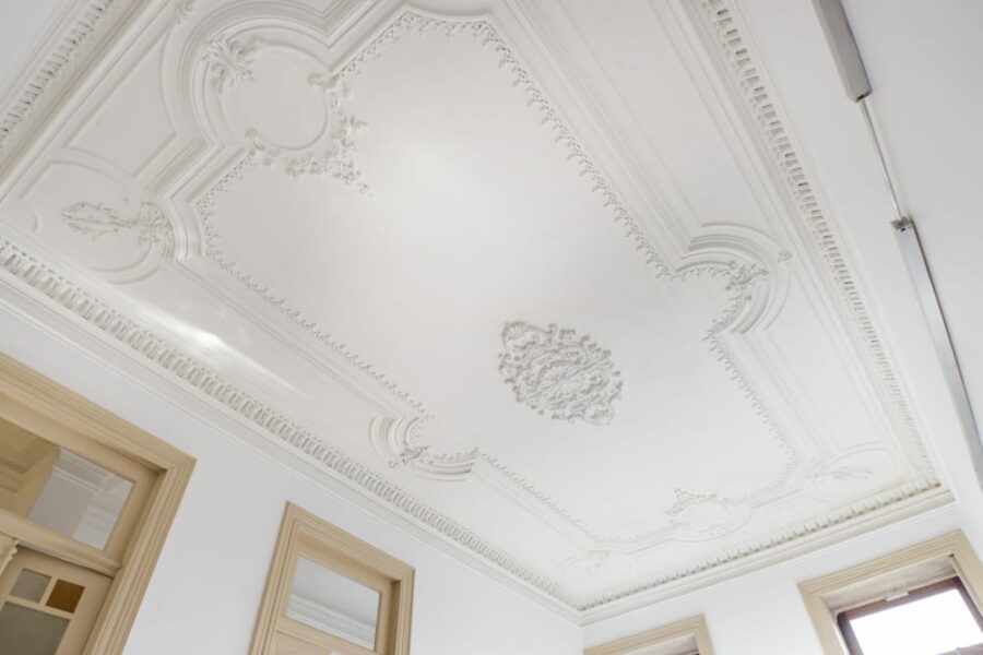 Moulures en décoration intérieure : élégance et caractère pour chaque pièce